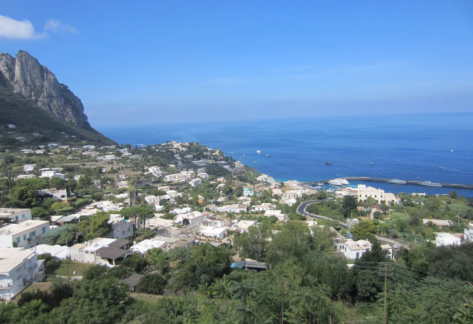 Marina Grande på Capri, där båtresan efter flyg via Neapel når ön