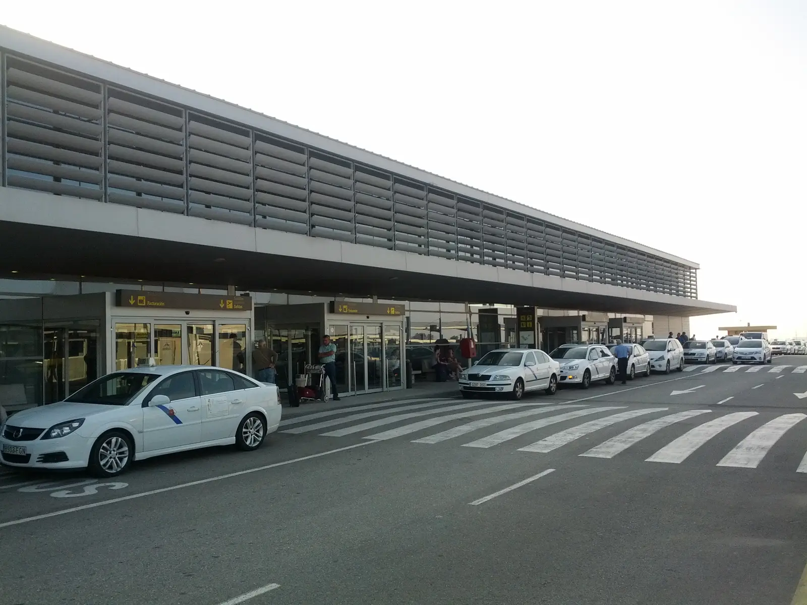 Terminalbyggnaden på Reus Airport nära Costa Dorada
