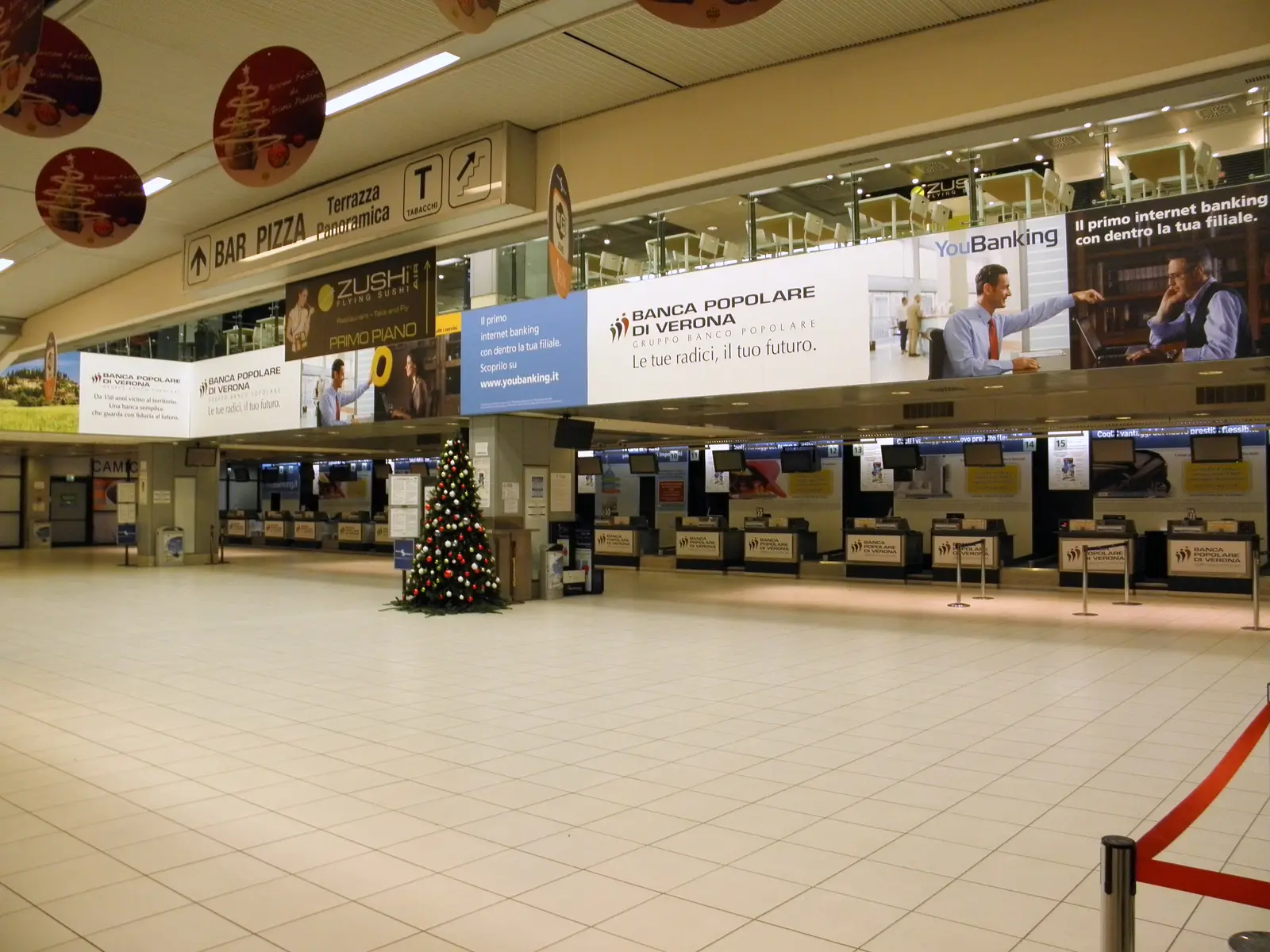 Avgångshallen i Terminal 1 på Verona Villafranca Airport